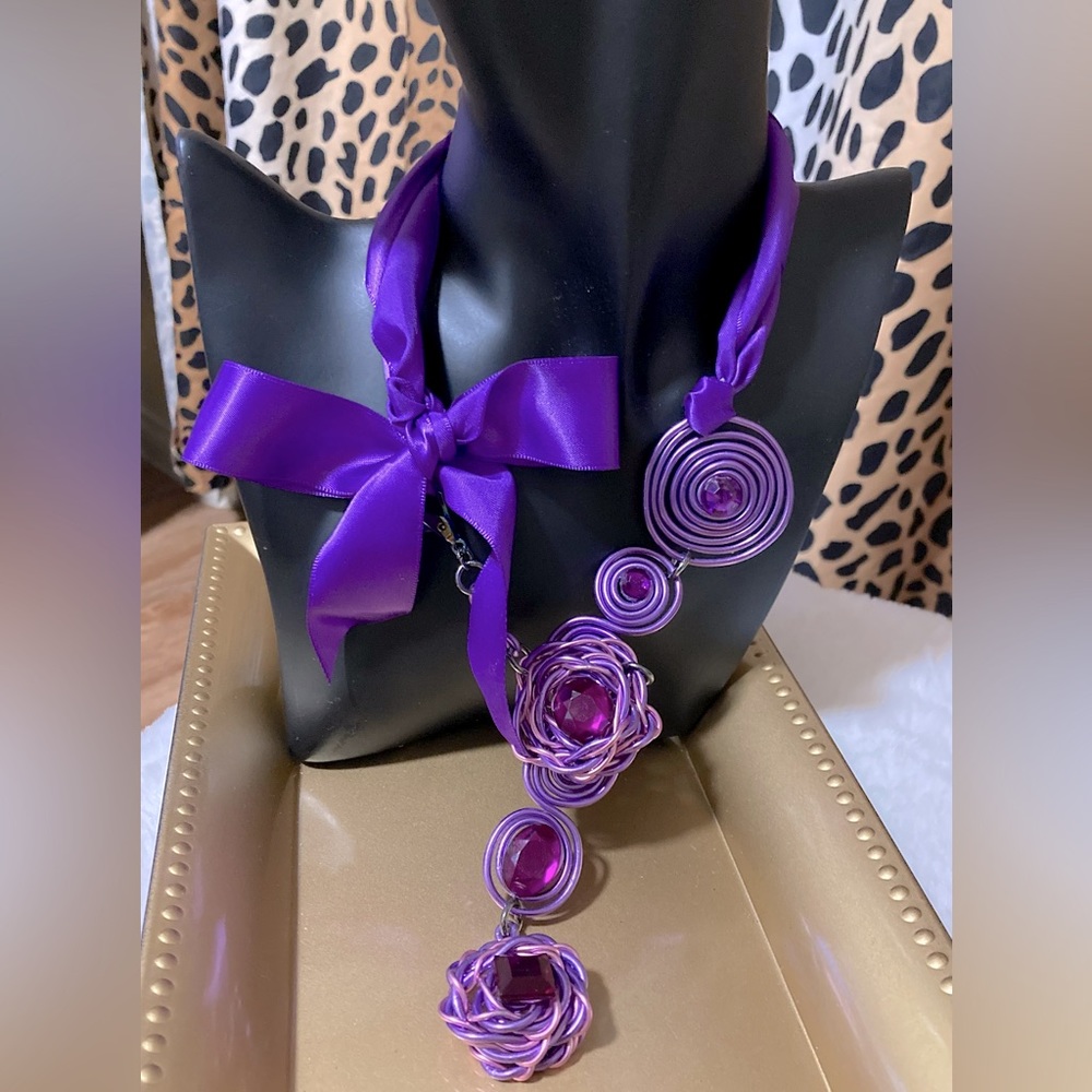 Color purple choker